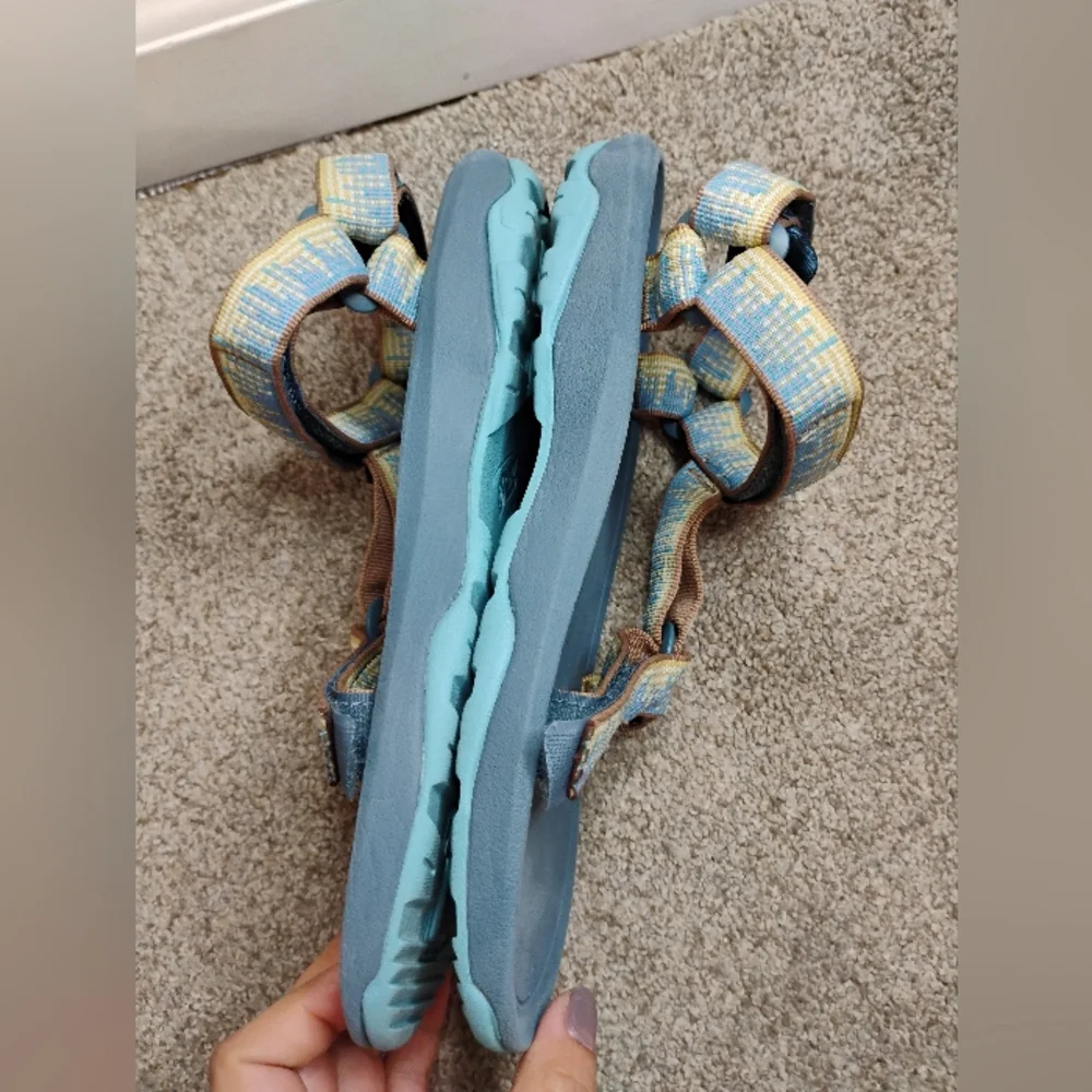 Teva men's Size 5 Teal and Yellow Strappy Sandals